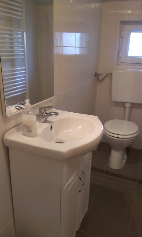 Apartments & Rooms Korzoスラヴォンスキ・ブロド 部屋 写真