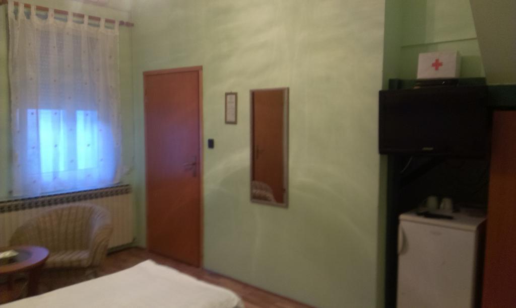 Apartments & Rooms Korzoスラヴォンスキ・ブロド 部屋 写真