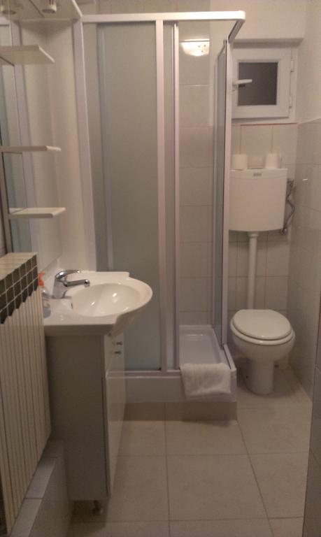 Apartments & Rooms Korzoスラヴォンスキ・ブロド 部屋 写真