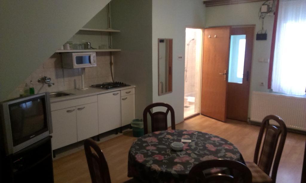 Apartments & Rooms Korzoスラヴォンスキ・ブロド 部屋 写真